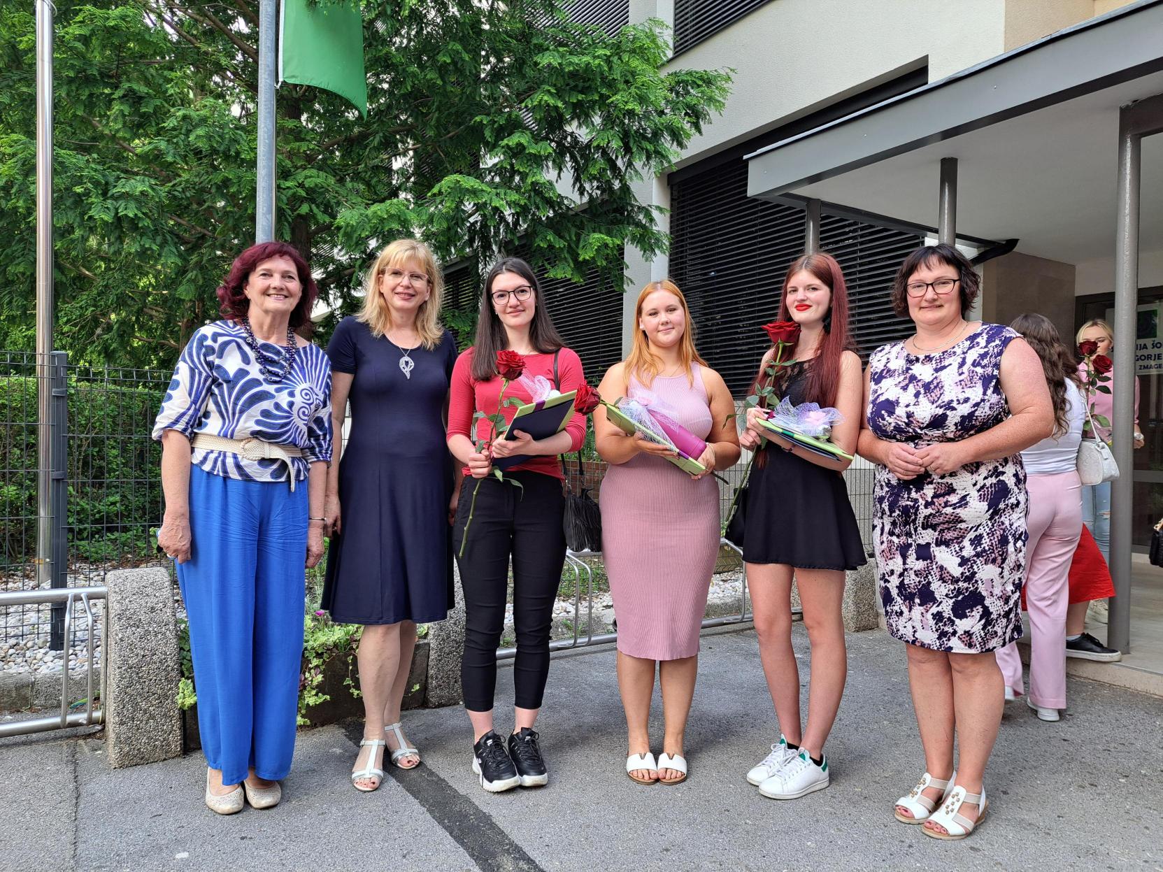Diamantni maturantki (Lucija Klemen in Lana Stariha) in zlata maturantka (Paris Kočevar)